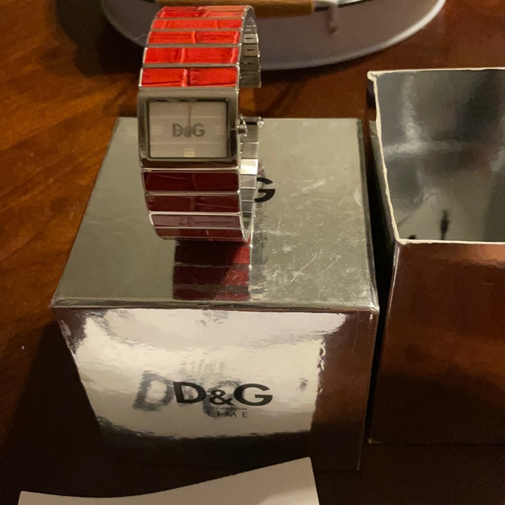 Dolce and Cabbana watch needs battery